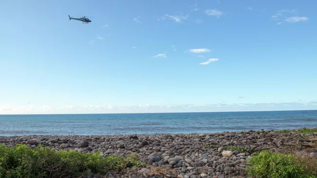 Полицейский вертолет у береговой линией Сен-Андре, Реюньон