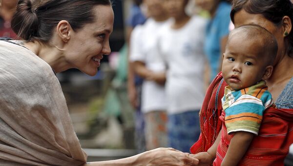 Анджелина Джоли во время визита в Мьянму в качестве посла доброй воли ООН