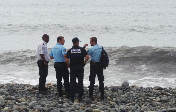 Полицейские и жандармы на месте обнаружения обломков самолета в Сен-Андре, Реюньон