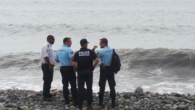 Полицейские и жандармы на пляже в Сен-Андре, Реюньон