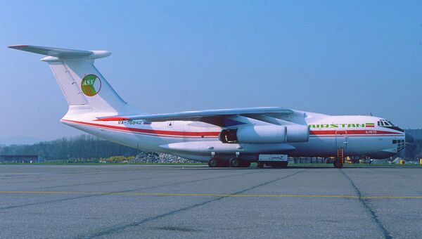 Самолет Ил-76 (бортовой номер RA-76842) казанской авиакомпании Аэростан. Апрель 1995