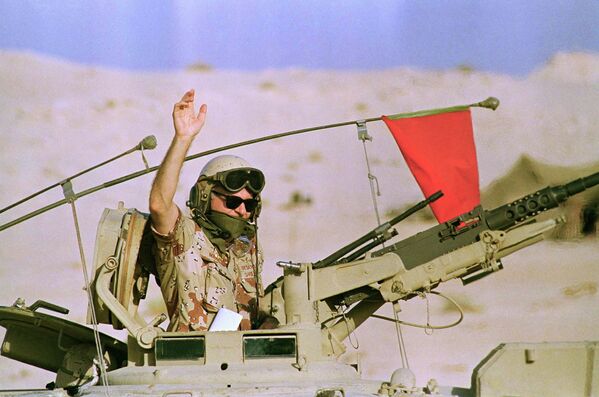 Актер Стив Мартин на танке Абрамс во посещения американских войск в Саудовской Аравии. 1990