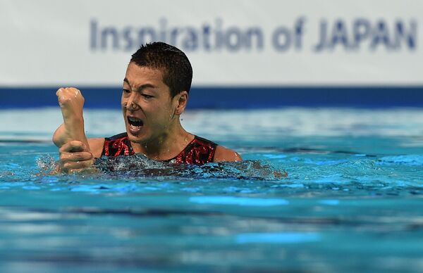 Абэ Ацуси и Юми Адати (Япония) выступают в финале соревнований по синхронному плаванию на Чемпионате мира FINA 2015
