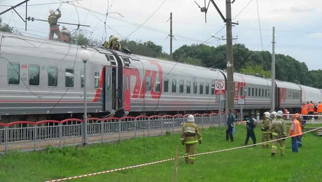 На месте ДТП на железнодорожном переезде в Белгородской области, где поезд столкнулся с КамАЗом