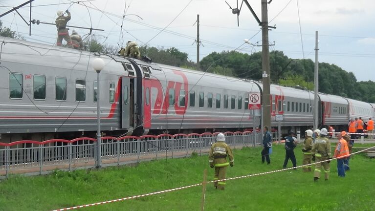 На месте ДТП на железнодорожном переезде в Белгородской области, где поезд столкнулся с КамАЗом