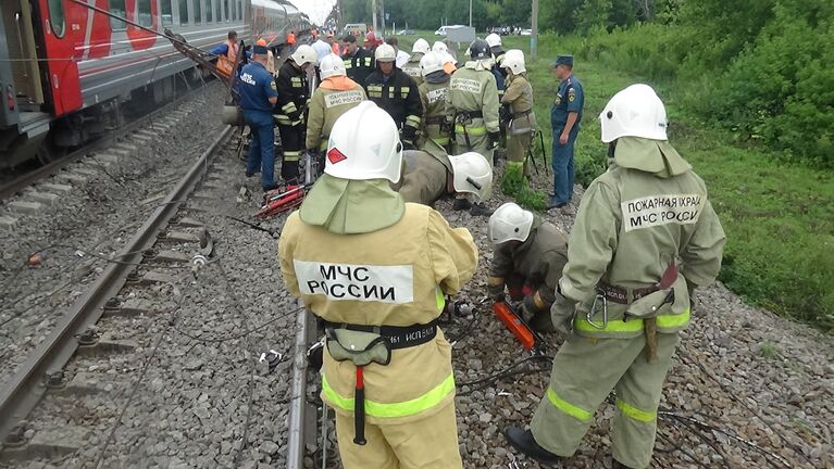 На месте ДТП на железнодорожном переезде в Белгородской области, где поезд столкнулся с КамАЗом