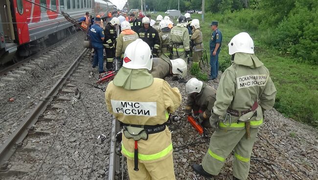 На месте ДТП на железнодорожном переезде в Белгородской области, где поезд столкнулся с КамАЗом