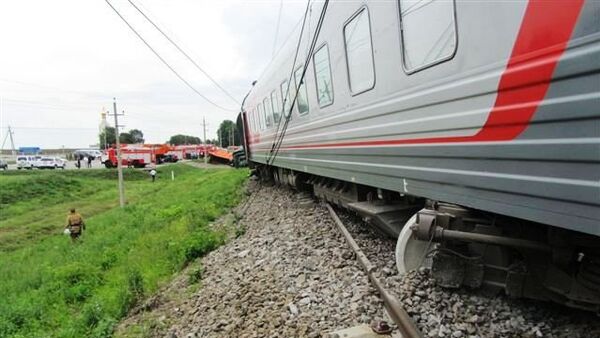 На месте ДТП на железнодорожном переезде в Белгородской области, где поезд столкнулся с КамАЗом