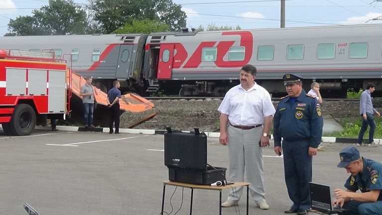 Сотрудники МЧС на месте ДТП на железнодорожном переезде в Белгородской области, где поезд столкнулся с КамАЗом