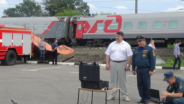 Сотрудники МЧС на месте ДТП на железнодорожном переезде в Белгородской области, где поезд столкнулся с КамАЗом