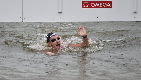 Симоне Руффини (Италия) на финише на дистанции 25 км на открытой воде среди мужчин на XVI чемпионате мира по водным видам спорта в Казани