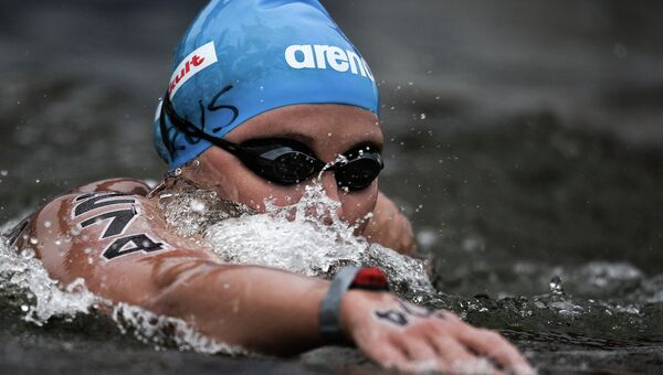 Ольга Козыдуб (Россия) на дистанции 25 км на открытой воде среди женщин на XVI чемпионате мира по водным видам спорта в Казани