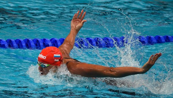 Наталья Ловцова (Россия) на дистанции 100 м баттерфляем в квалификации среди женщин на XVI чемпионате мира по водным видам спорта в Казани