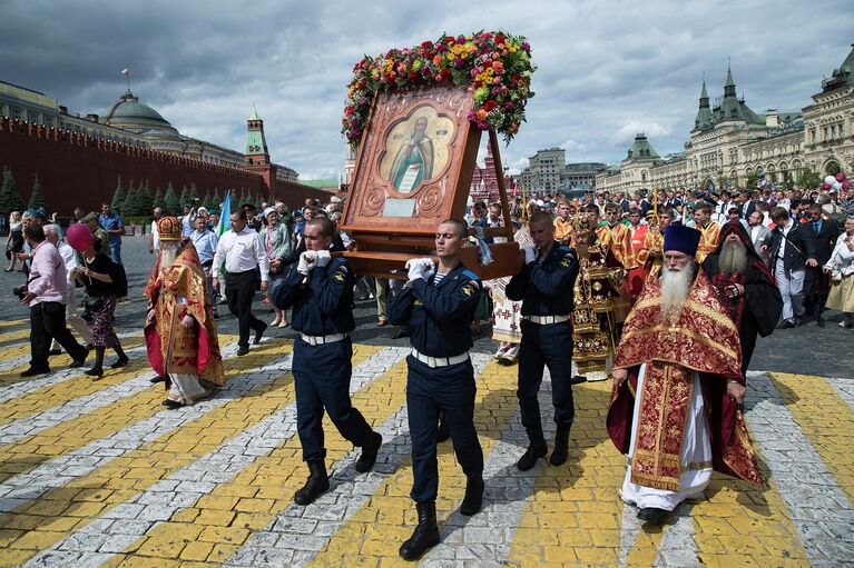 Военнослужащие во время крестного хода на праздновании 85-летия Воздушно-десантных войск на Красной площади