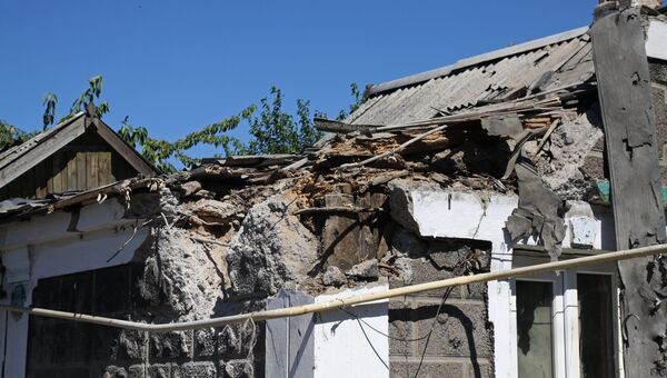 Дом, поврежденный в результате обстрела, в Октябрьском районе Донецка