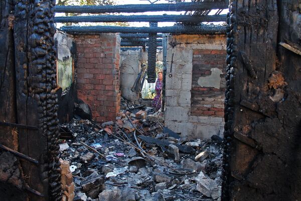 Дом, разрушенный в результате обстрела, в Октябрьском районе Донецка