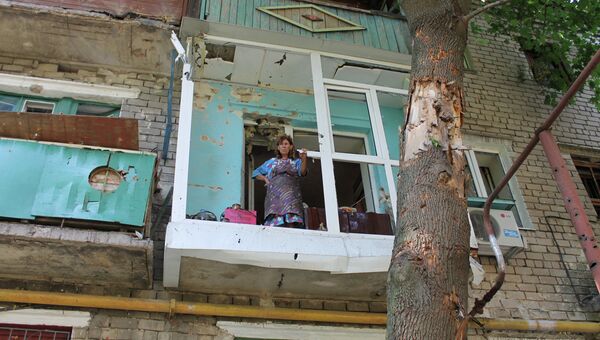 Женщина на балконе квартиры в Горловке после обстрела. Архивное фото