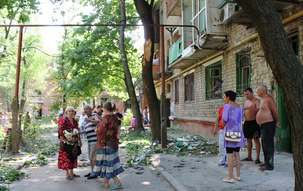 Жители одного из домов Горловки после обстрела