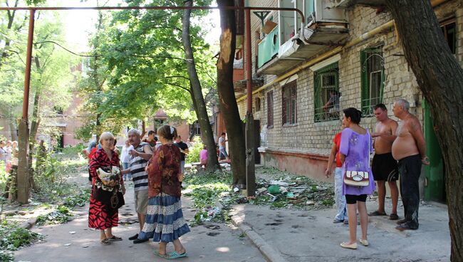 Жители одного из домов Горловки после обстрела. Архивное фото