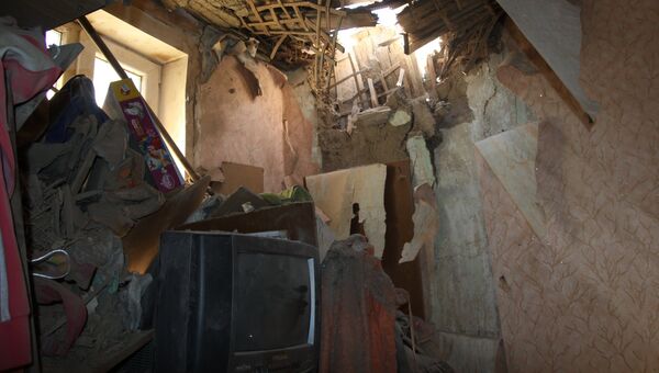 Дом в Донецке, поврежденный в результате обстрела. Архивное фото