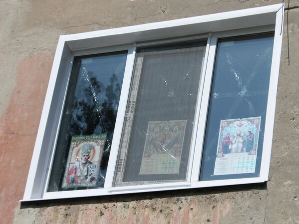 Окно одного из домов в Горловке