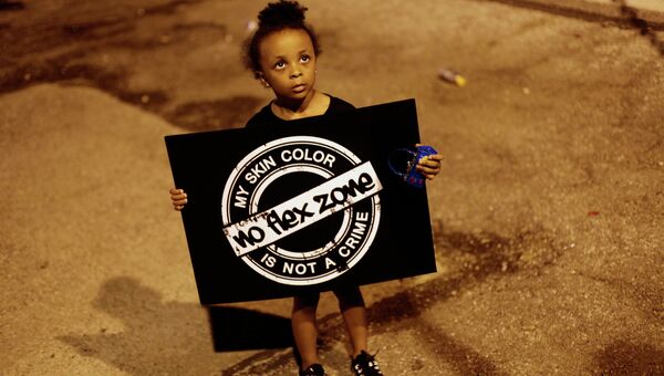 Девочка с плакатом во время протестов в городе Фергюсон, США. Архивное фото