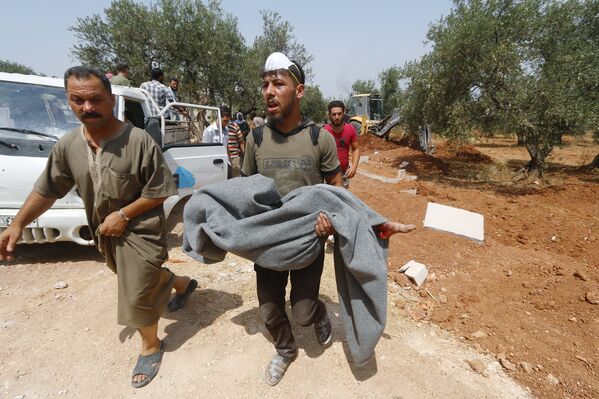 Спасатели на месте падения истребителя сирийской армии в жилом районе города Эриха