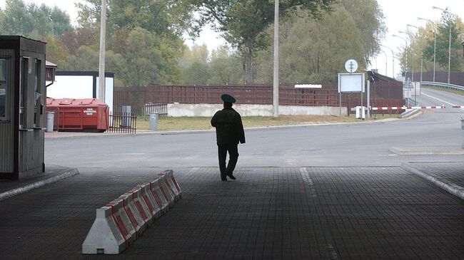 Пограничник на границе между Белоруссией и Польшей. Архивное фото