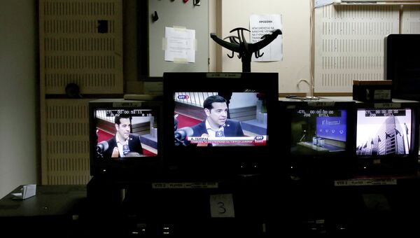 Премьер-министр Греции Алексис Ципрас на экране монитора в студии греческого телевидения