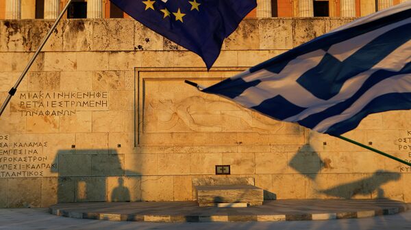 Флаги Греции и Евросоюза на площади Синтагма в Афинах