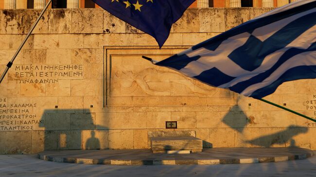 Флаги Греции и Евросоюза на площади Синтагма в Афинах. Архивное фото