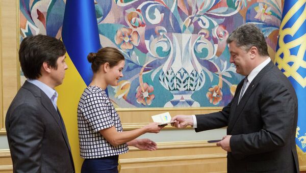 Президент Украины Петр Порошенко вручает украинский паспорт политику Марии Гайдар