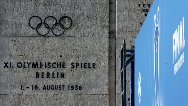 Памятная стена о летних Олимпийских играх 1936 года у Олимпийского стадиона в Берлине