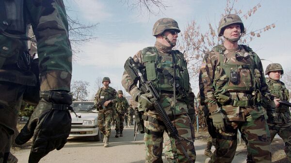 Американские военные патрулируют город Косовска-Митровица на севере Косово
