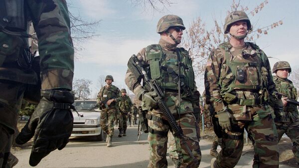 Американские военные патрулируют город Косовска-Митровица на севере Косово