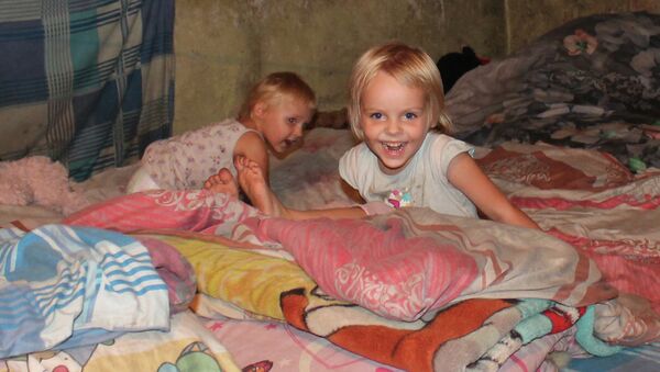 Дети, живущие в бомбоубежище в одном из окраинных районов Донецка, Украина. Архивное фото