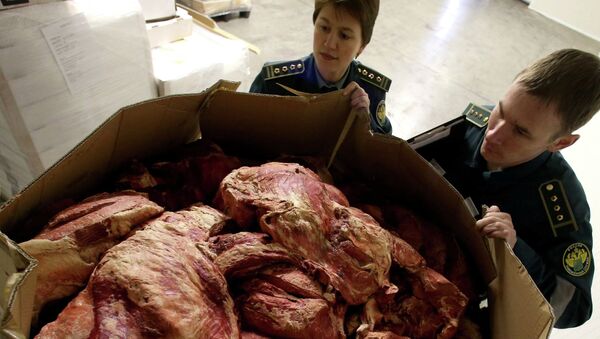 Работники таможенного поста досматривают груз мяса. Архивное фото