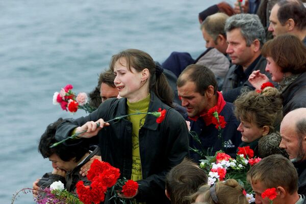 Родственники членов экипажа АПЛ Курск бросают цветы в Баренцево море