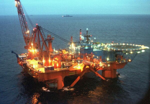 Норвежское судно-платформа Регалия во время спасательной операции в Баренцевом море на месте затопления АПЛ Курск