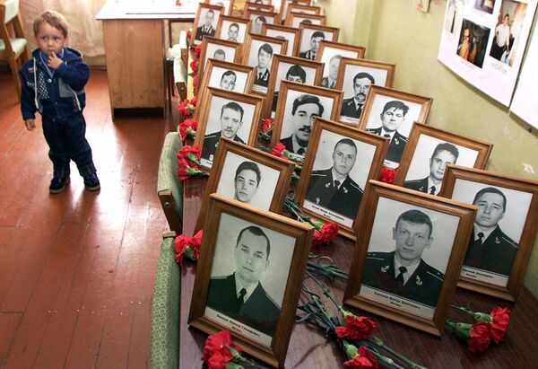Портреты членов экипажа подводной лодки Курск в казарме на базе Видяево