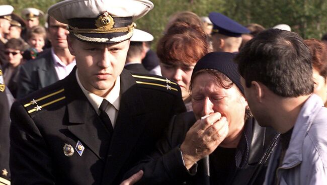 Родственники членов экипажа подводной лодки Курск на базе в Видяево