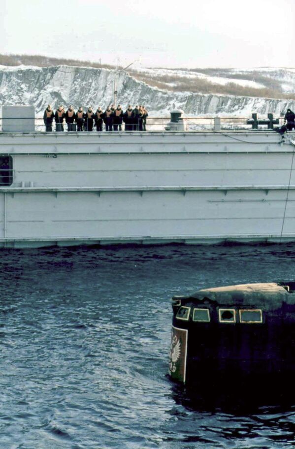 Атомная подводная лодка в порту Росляково после подъема со дня Баренцева моря