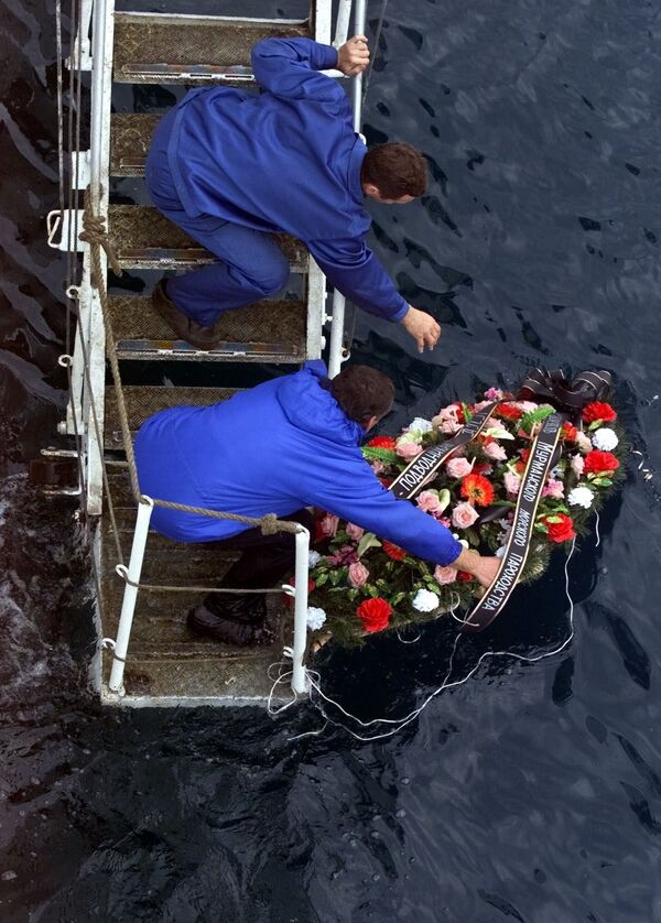 Спуск венков в Баренцевом море в память о погибших членах экипажа АПЛ Курск
