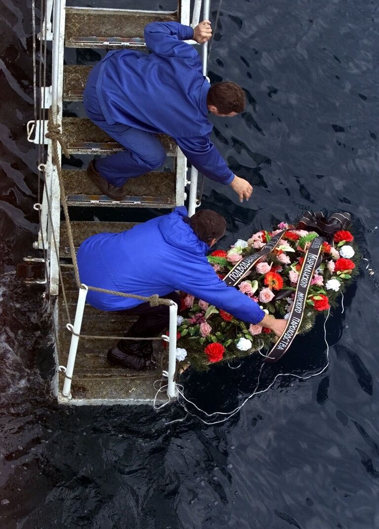 Спуск венков в Баренцевом море в память о погибших членах экипажа АПЛ Курск Спуск венков в Баренцевом море в память о погибших членах экипажа АПЛ Курск