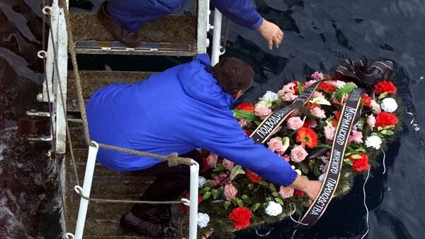 Спуск венков в Баренцевом море в память о погибших членах экипажа АПЛ Курск