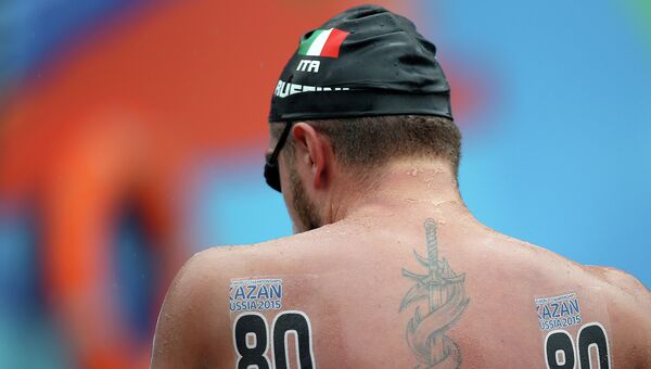 Итальянец Симоне Руффини после победы на дистанции 25 км на открытой воде среди мужчин на FINA 2015