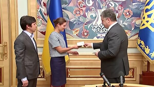 Порошенко лично вручил украинский паспорт Марии Гайдар в Киеве