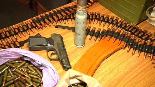 Врывчатые вещества и оружие, которые были добровольно сданы в ЛНР. Архивное фото