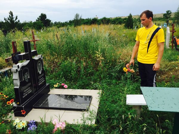 Денис Судаков на могиле своих родителей, погибших на том же месте, что и Стенин Денис Судаков на могиле своих родителей, погибших на том же месте, что и Стенин