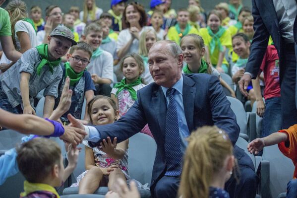 Президент России Владимир Путин общается с детьми во время посещения центра океанографии и морской биологии Москвариум